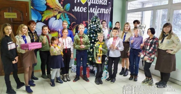 Авдіївські пластуни передали міській ВЦА Віфлеємський вогонь миру