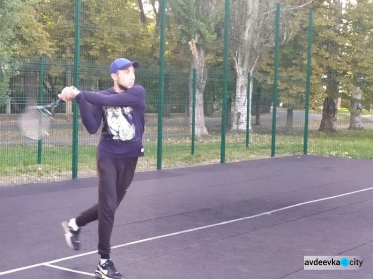 Опытные спортсмены против аматоров: в Авдеевке завершился городской парный турнир по теннису (ФОТО)