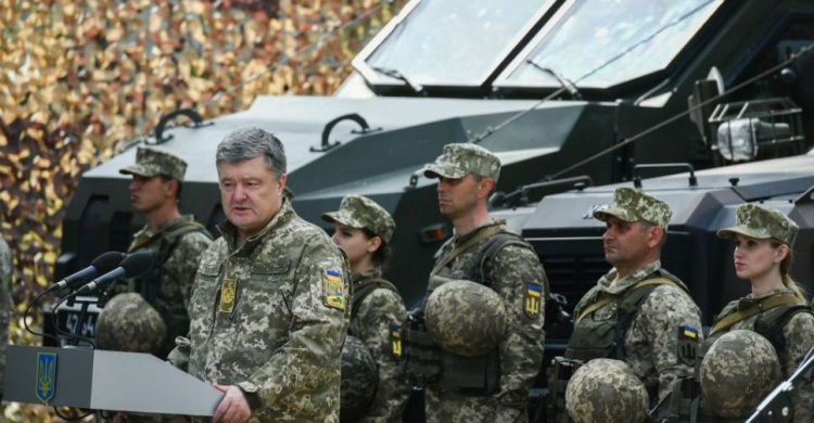 В Авдеевке девушка-военнослужащая потеряла сознание во время выступления Порошенко (ВИДЕО)
