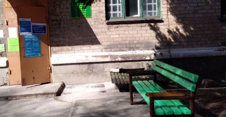 Возле местного пенсионного фонда появились новые скамьи:ФОТОФАКТ