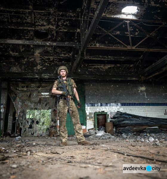 «Звездное небо» авдеевской «промки», братья меньшие, быт и оружие: потрясающие фото от защитников Авдеевки
