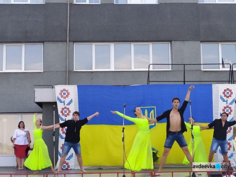 День независимости в Авдеевке: награждения, метания красок и концерт (ФОТОРЕПОРТАЖ)