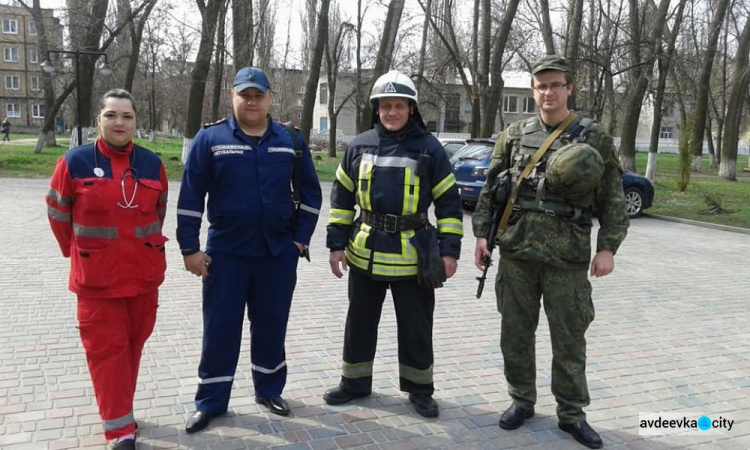 Из-за пожара в библиотеке эвакуированы более 400 авдеевских школьников  (ФОТОРЕПОРТАЖ)