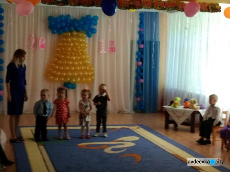 Авдеевские малыши прощались с беззаботным детством (ФОТО)