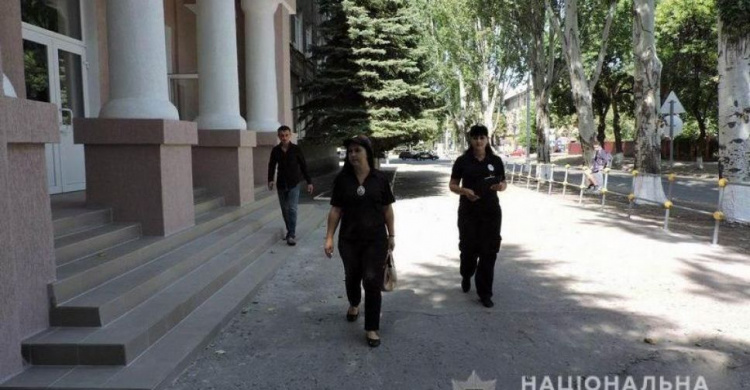 Полиция и взрывотехники прошерстили  классы, подвалы и  чердаки школ на Донетчине