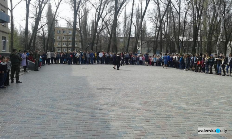Из-за пожара в библиотеке эвакуированы более 400 авдеевских школьников  (ФОТОРЕПОРТАЖ)