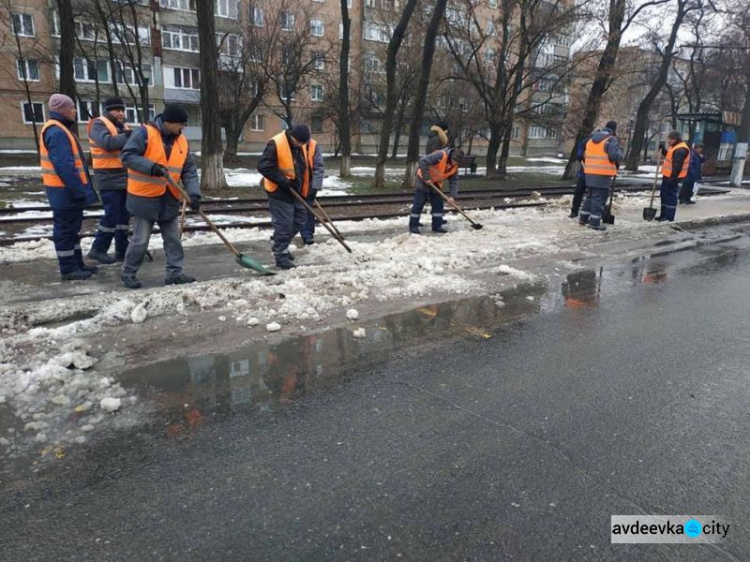 Как авдеевские коммунальщики с гололёдом боролись (ФОТОФАКТ)