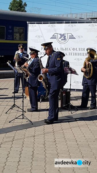 Обновленные пригородные электропоезда отправились сегодня из Мариуполя (ФОТО)