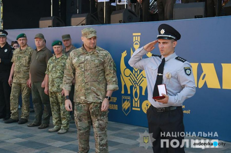 Мариуполь празднует освобождение: марш защитников, визит президента и важный контракт (ФОТО)