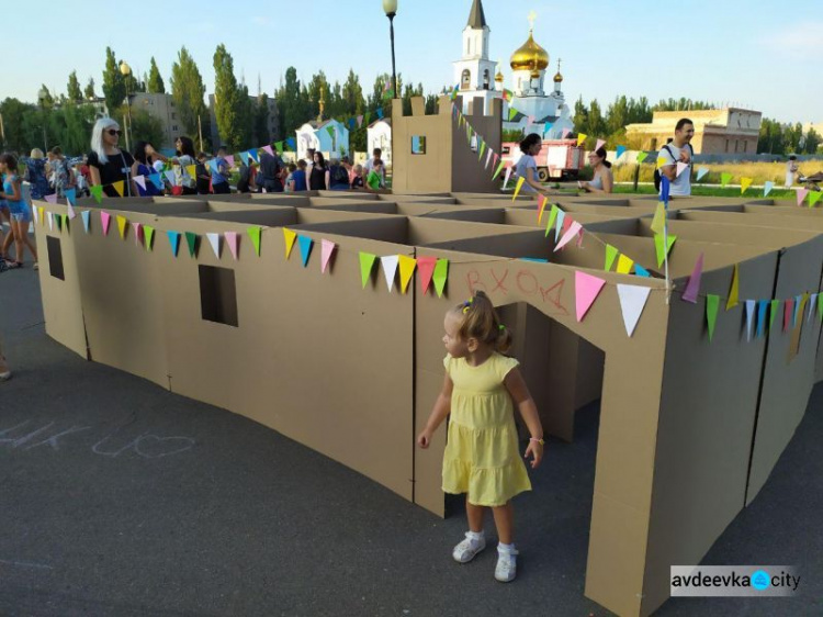 День независимости в Авдеевке: награждения, метания красок и концерт (ФОТОРЕПОРТАЖ)