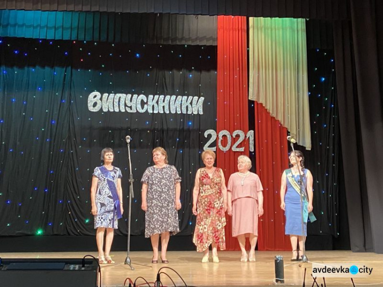 Состоялся первый в истории Авдеевки грандиозный, общегородской выпускной бал для старшеклассников