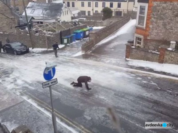 В Британии из-за непогоды целый город превратился в огромный каток (ФОТО+ВИДЕО)