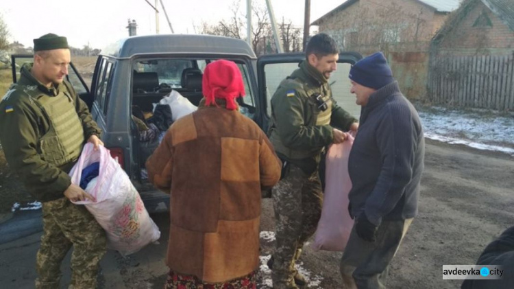 Авдеевские "симики" доставили мирным жителям  хлеб и теплые вещи, а военным – маскировочную сетку