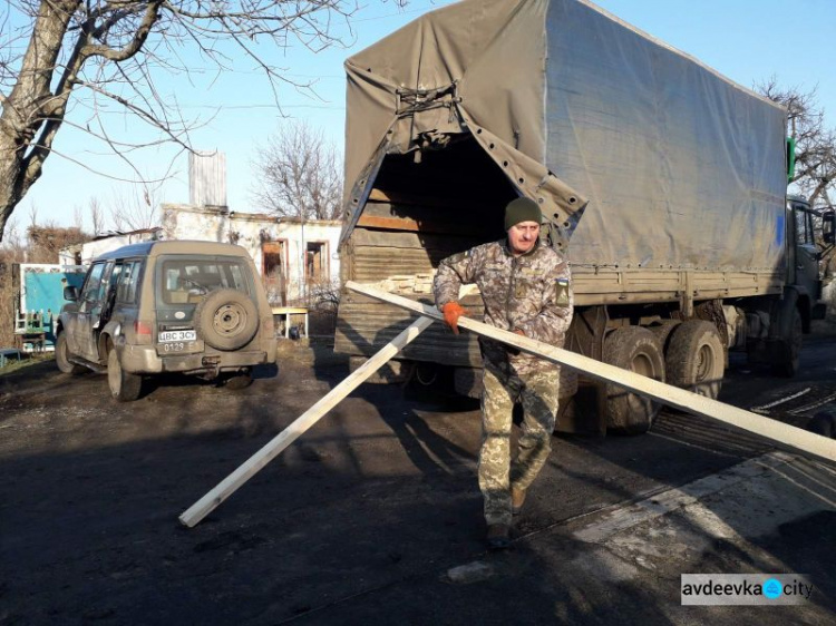 Авдіївські сіміки завезли будматеріали для відновлення зруйнованого Опитного (ФОТО)