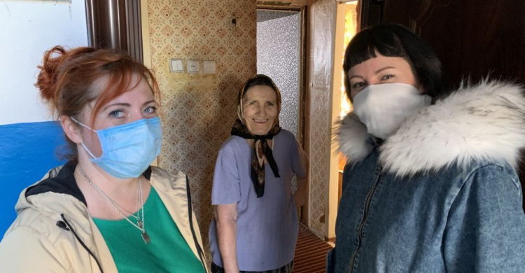 Работники АКХЗ помогают социально незащищённым горожанам 