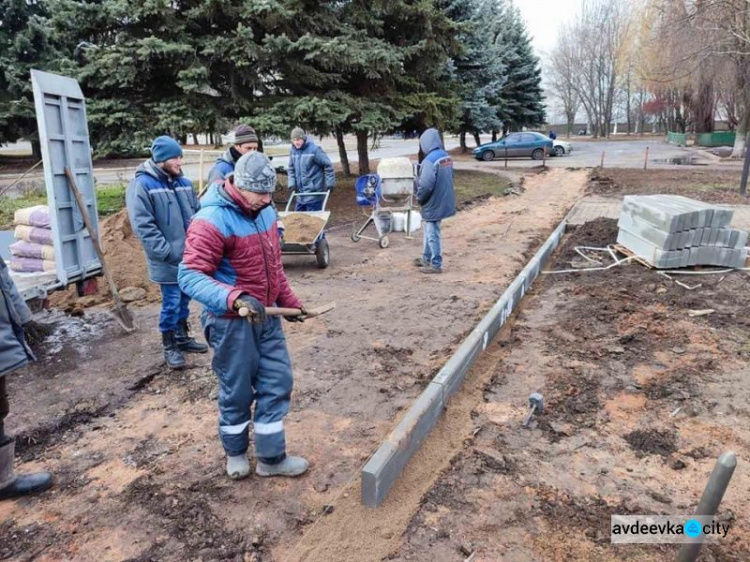 В Авдеевке обустраивают новую пешеходную дорожку (ФОТОФАКТ)