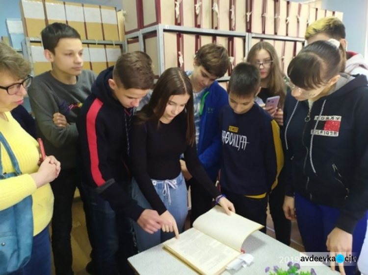 Школьники Авдеевки прикоснулись к истории в городском архиве (ФОТО)