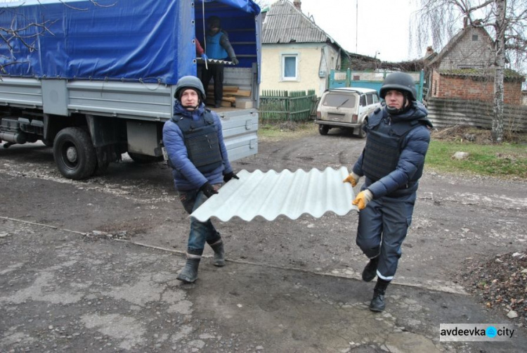 Демонтаж и установка: спасатели возрождают дома в Авдеевке (ФОТО)