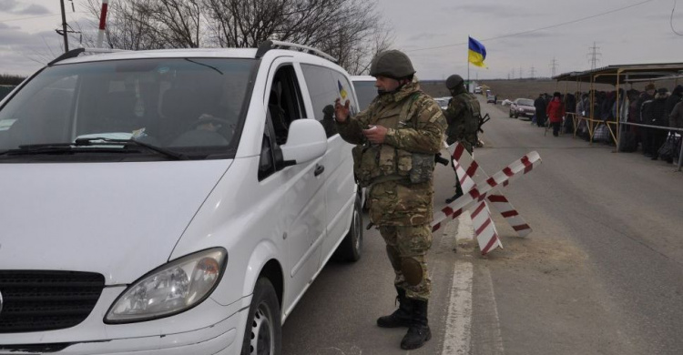 Через КПВВ Донетчины утром проезда ожидают 300 единиц транспорта