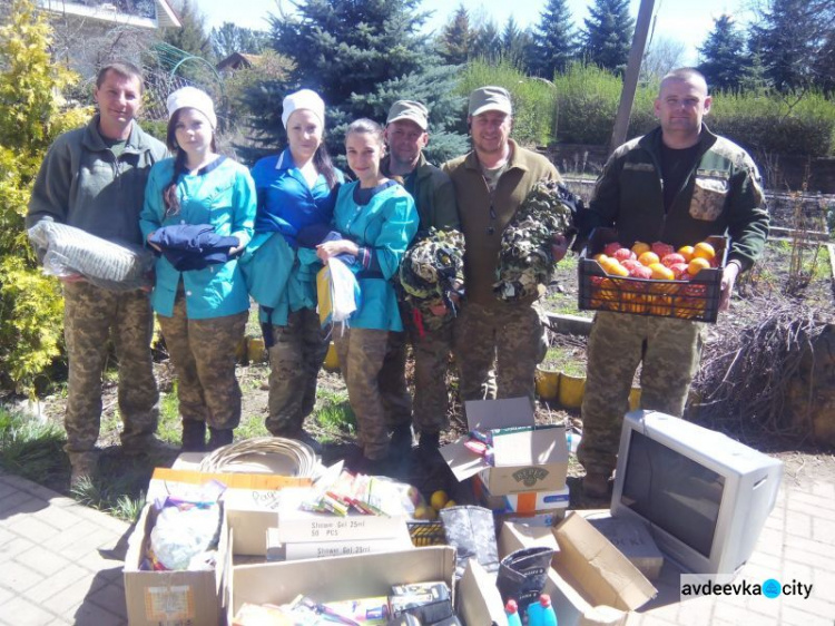 Защитники Авдеевки получили апельсины и новые флаги (ФОТО)