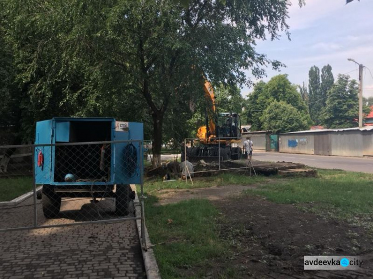 Авдеевские коммунальщики начали готовить город к зиме (ФОТОФАКТ)