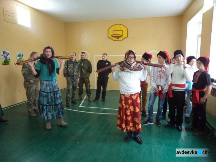 Школярі та поліцейські змагалися у пострілах з луку, їжі каші та акторській грі (ФОТО)