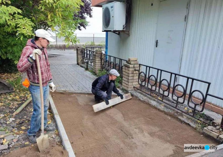 Комунальники Авдіївки облаштовують у місті нові пішохідні зони