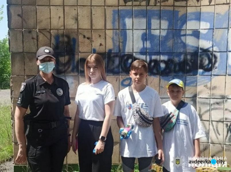 Поліцейські та лігівці знищували рекламу наркотиків у Авдіївці