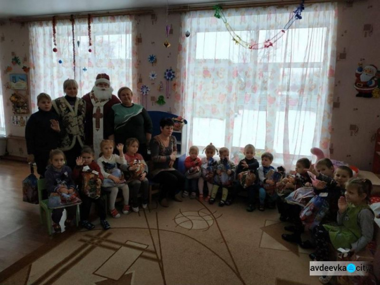 Детям из Авдеевки и еще трех прифронтовых населенных пунктов  устроили новогоднее чудо  (ФОТО)