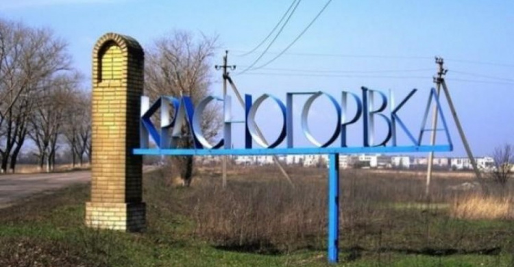 Гражданское авто попало  под обстрел на  дороге между прифронтовыми Марьинкой и Красногоровкой
