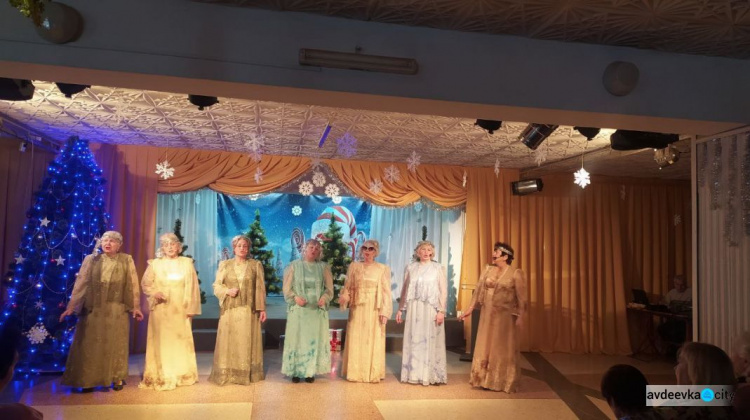 Дружеские встречи в «Веселом каблучке»: заводская молодежь побывала на празднике у ветеранов предприятия