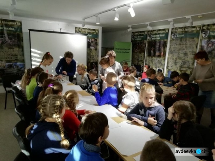 Детвора в Авдеевке творила  "Цветы свободы" (ФОТО)