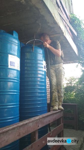 "Симики" помогли доставить в прифронтовую зону гуманитарку, воду и прессу (ФОТО)