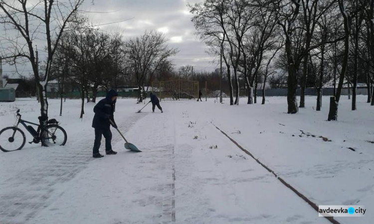 Авдіївські комунальники на варті боротьби зі снігом (ФОТОФАКТ)