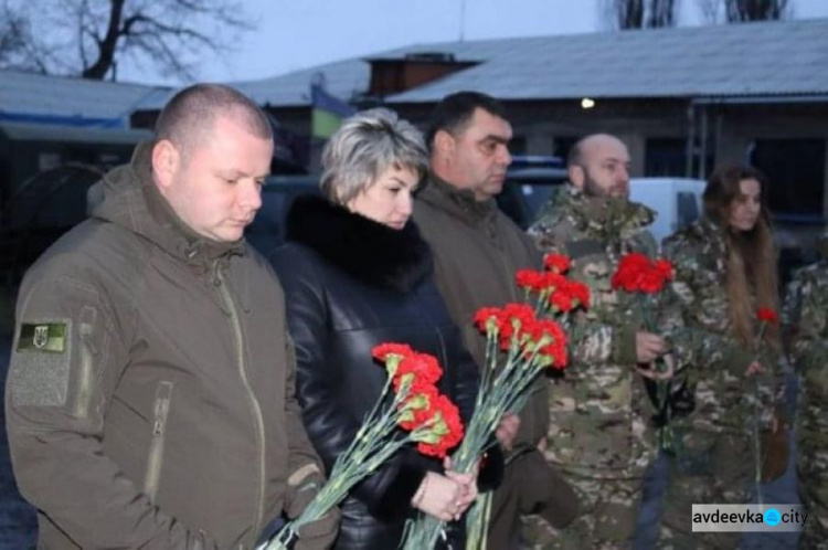У День пам'яті жертв голодоморів в Авдіївці запалили свічки