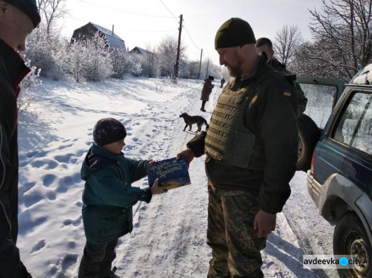  Авдеевские "симики" отчитались: подарки и радость детям и военным доставлены (ФОТО)