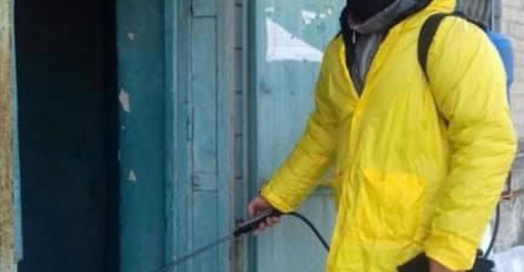 В Авдеевке продолжается дезинфекция подъездов и административных зданий