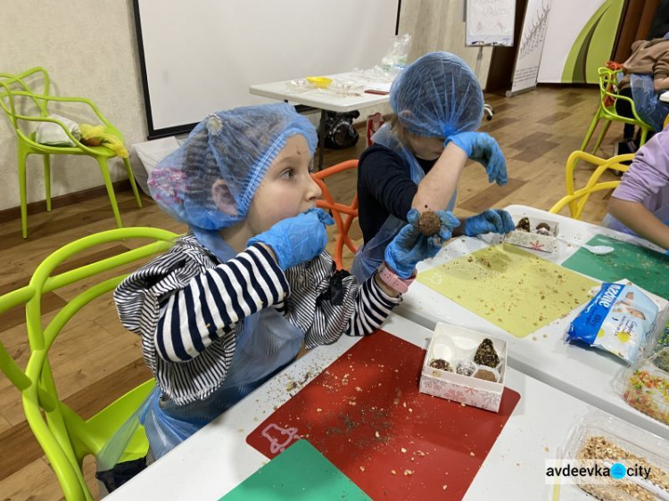 Авдеевские школьники научились делать вкусные и полезные сладости (ВИДЕО)