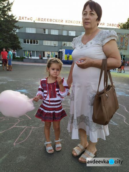 День независимости в Авдеевке: награждения, метания красок и концерт (ФОТОРЕПОРТАЖ)