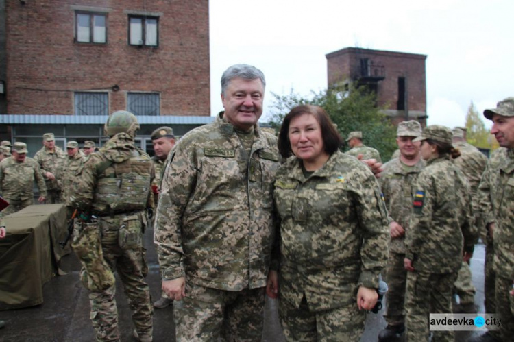 Президента в Авдеевке наградили медалью (ФОТО)