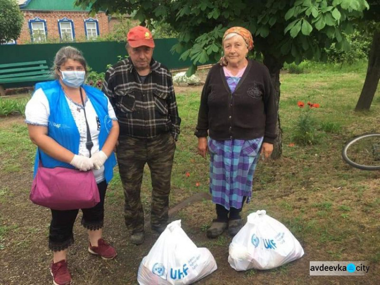 Жители Ясиноватского района получили 300 продуктовых наборов