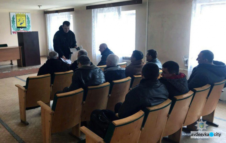 В Авдеевке собрали людей с оружием