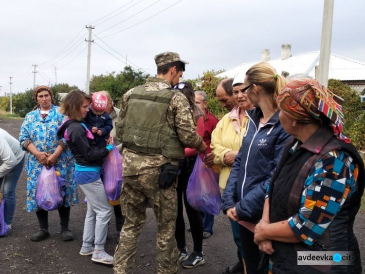 Авдеевские "симики" доставили мирным жителям продукты, лекарства, хозтовары (ФОТО)