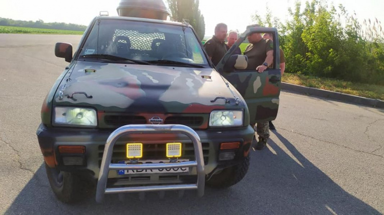 Мешканці Львівщини привезли позашляховик для потреб Авдіївки