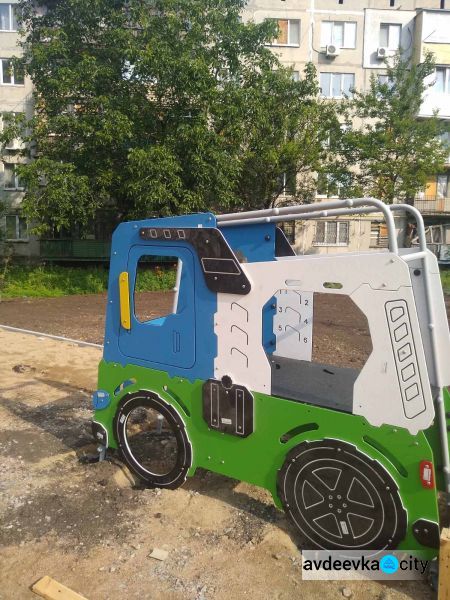 На новой детской площадке от Метинвеста приступили к установке игрового оборудования (ФОТОФАКТ)
