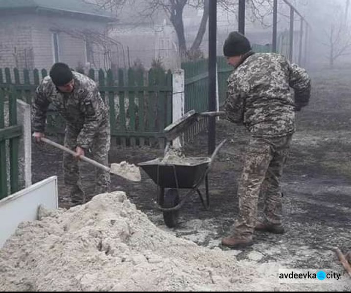 Елки, открытки, хлеб и информация: авдеевские «симики» поддержали военных и гражданских (ФОТО)