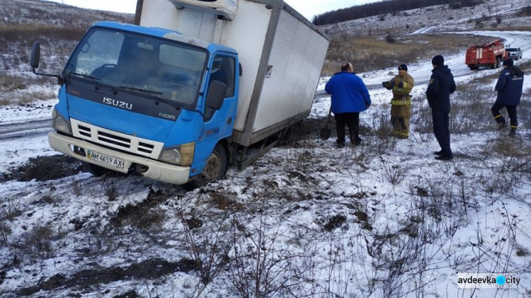 Спасатели Авдеевки вытащили из ледяного плена авто с продуктами