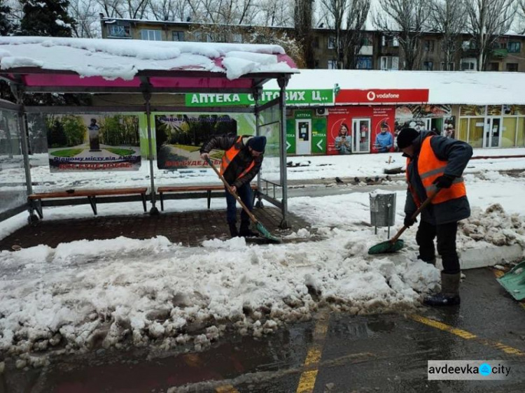 Снігові вихідні: як авдіївські комунальники з негодою боролися (ФОТОФАКТ)