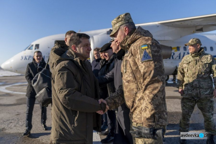 Президент в зоне проведения ООС на Донетчине поздравил военных с Днем ВСУ (ФОТО)