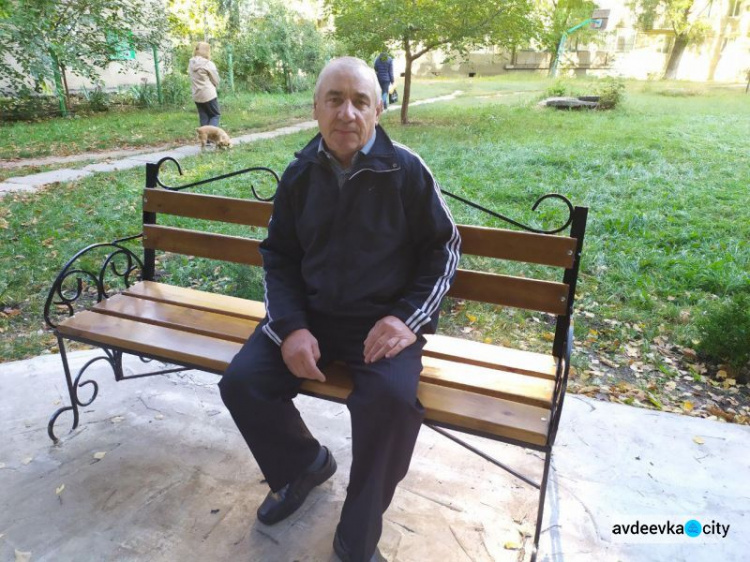 При поддержке АКХЗ жители авдеевских многоэтажек продолжают преображать придомовую территорию (ФОТО и ВИДЕО)
